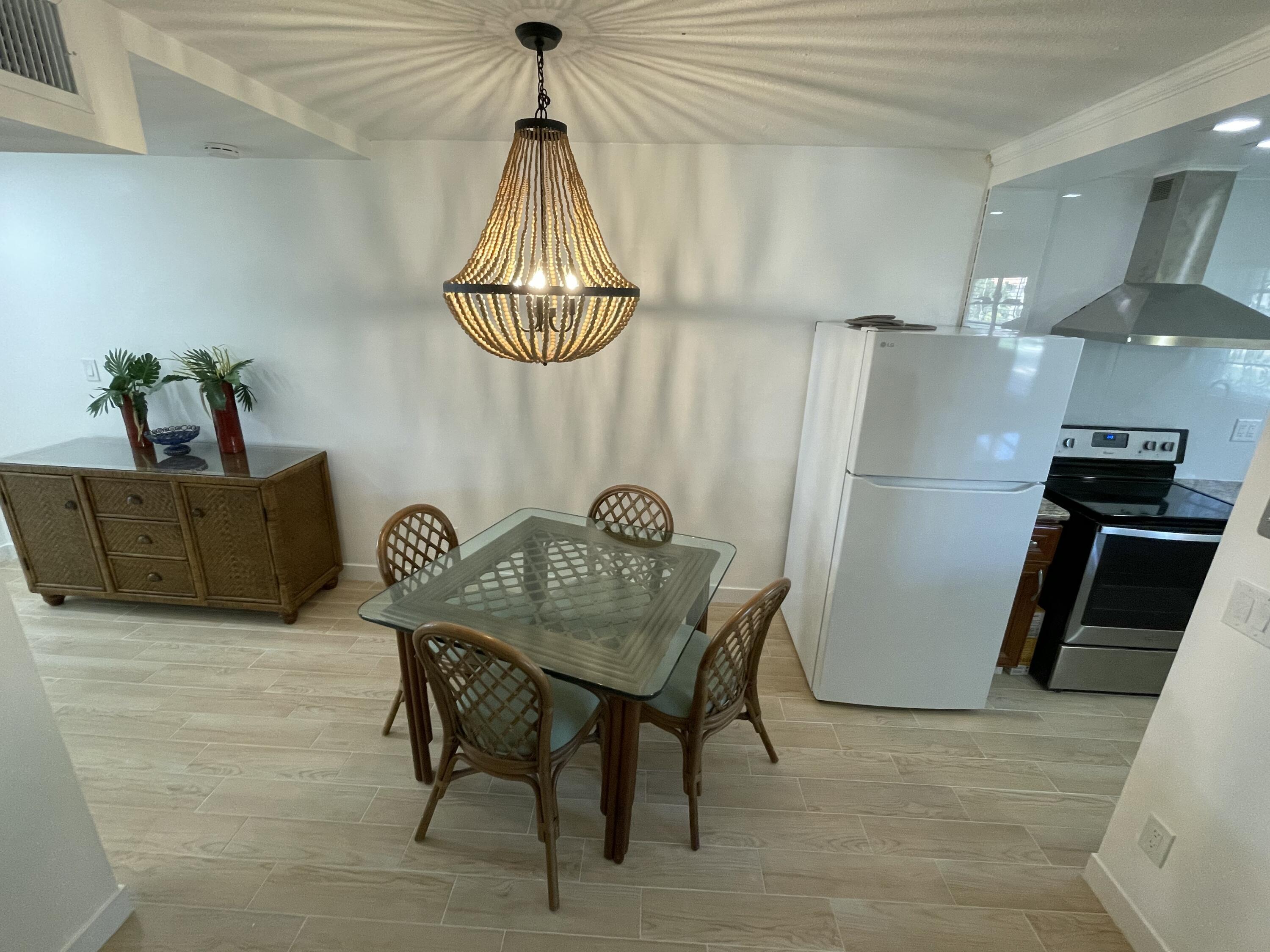 30 Southeast 13th Street, Unit A2 Boca Raton, FL 33432 - Photo 9 of 26 Dining area