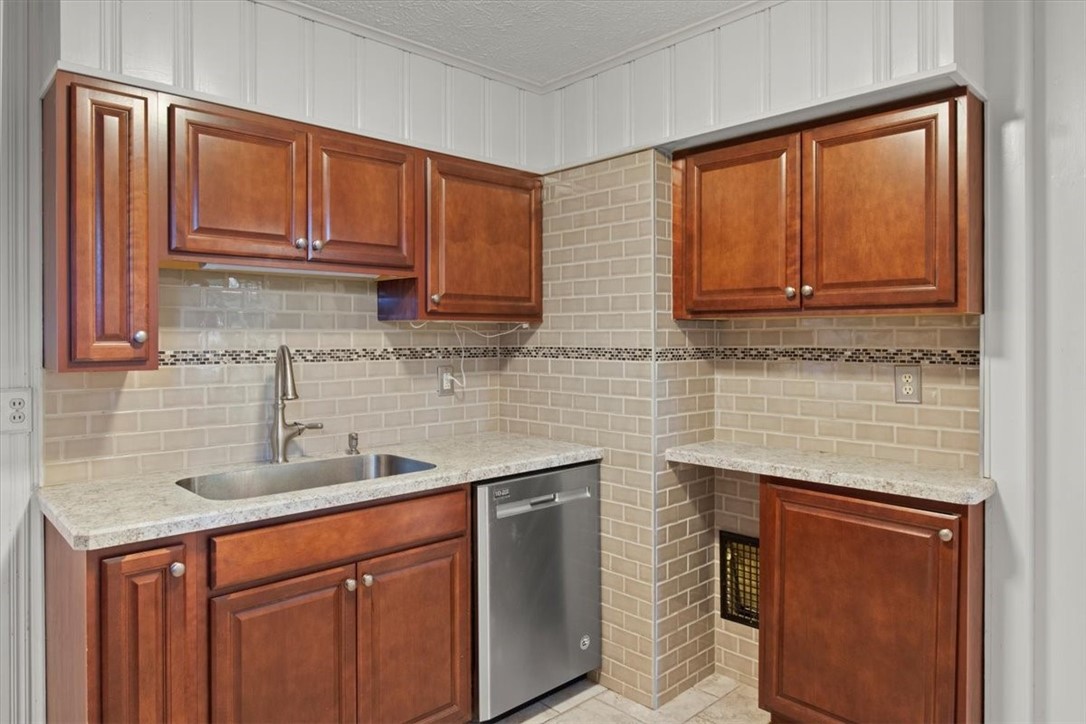 153 Seneca Road Irondequoit, NY 14622 - Photo 15 of 25