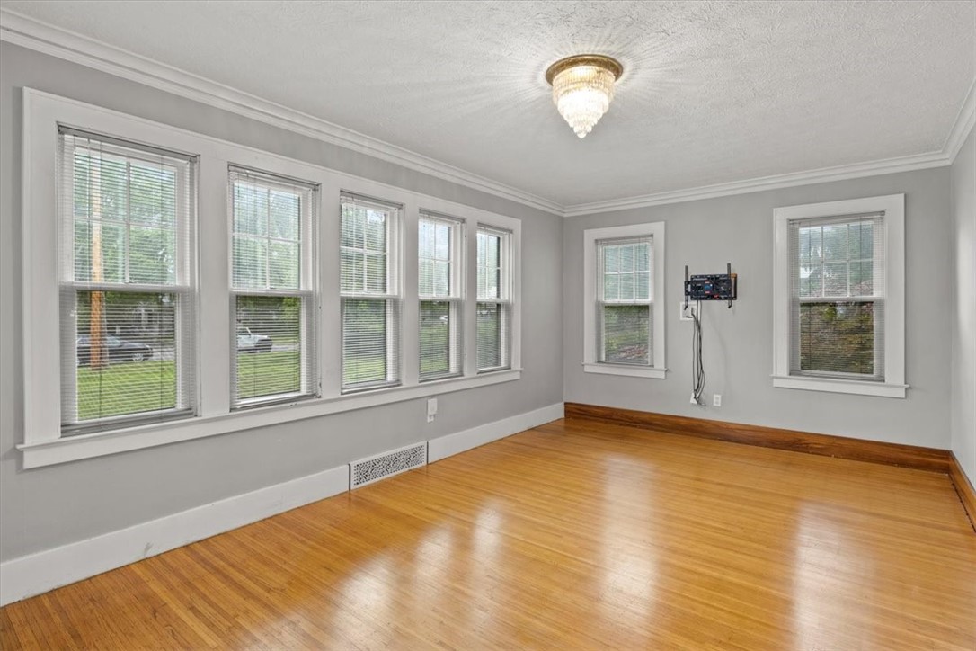 153 Seneca Road Irondequoit, NY 14622 - Photo 5 of 25