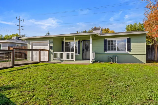 a view of a house with a backyard