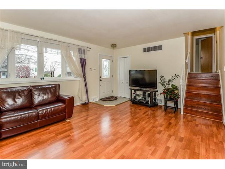 2918 Eagle Road Abington, PA 19001 - Photo 3 of 25 Living Room
