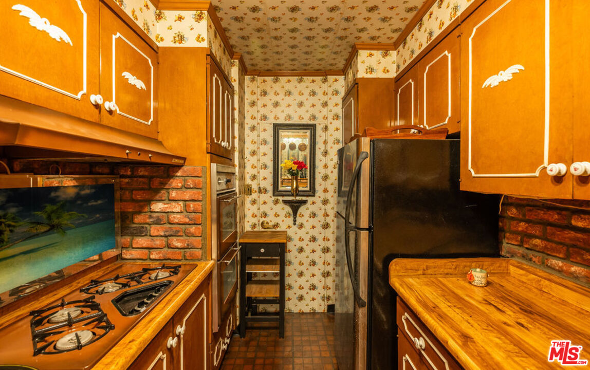 8787 Shoreham Drive, Unit 607 West Hollywood, CA 90069 - Photo 8 of 25 a front view of a building with an outdoor space