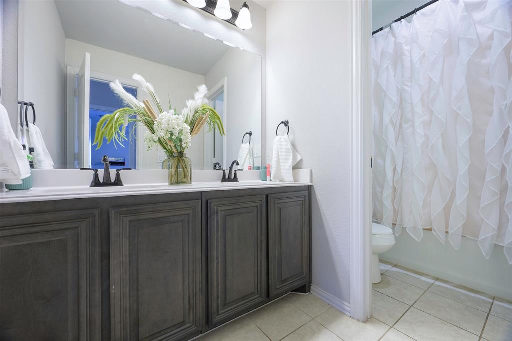 4059 Three Forks Road Kaufman, TX 75142 - Photo 21 of 25 a bathroom with a double vanity sink and a mirror