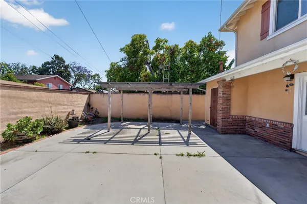 a view of a backyard