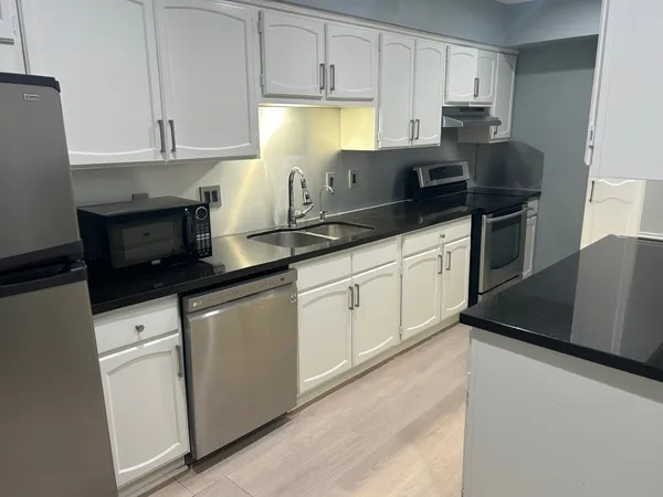 $2,000 | 359 North Post Oak Lane, Unit 121, Houston, TX 77024