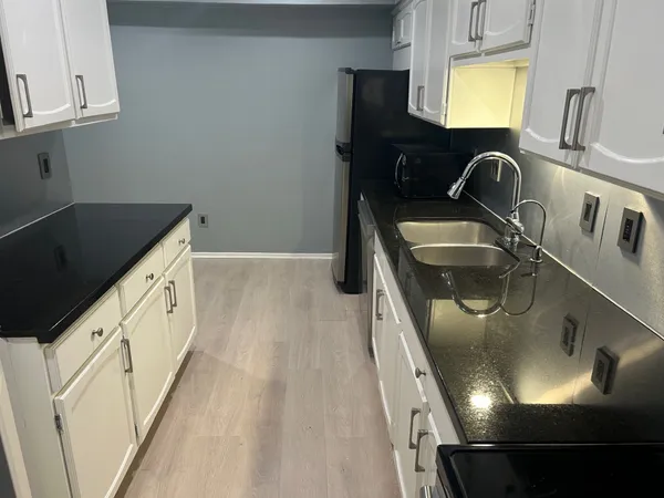 $2,000 | 359 North Post Oak Lane, Unit 121, Houston, TX 77024