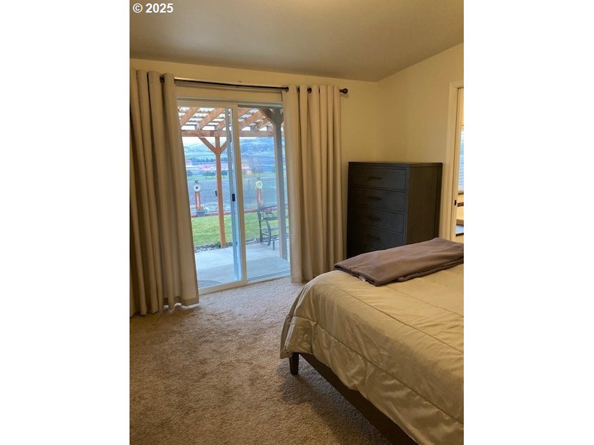3075 Southwest River View Drive Pendleton, OR 97801 - Photo 14 of 34 a bedroom with a bed and large window