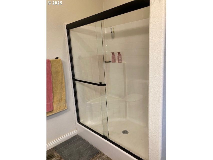 3075 Southwest River View Drive Pendleton, OR 97801 - Photo 18 of 34 a bathroom with a glass shower door