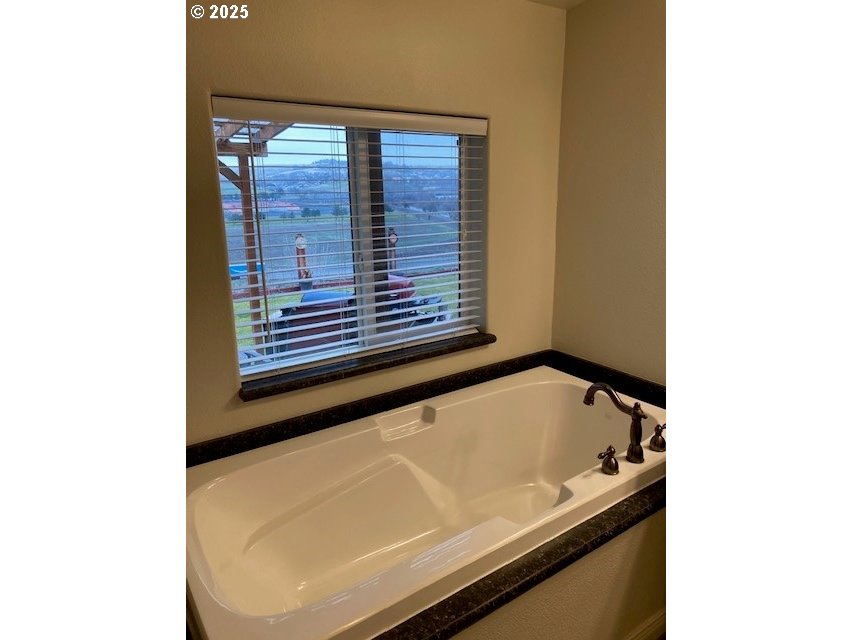 3075 Southwest River View Drive Pendleton, OR 97801 - Photo 19 of 34 a close up of a bathtub in a bathroom