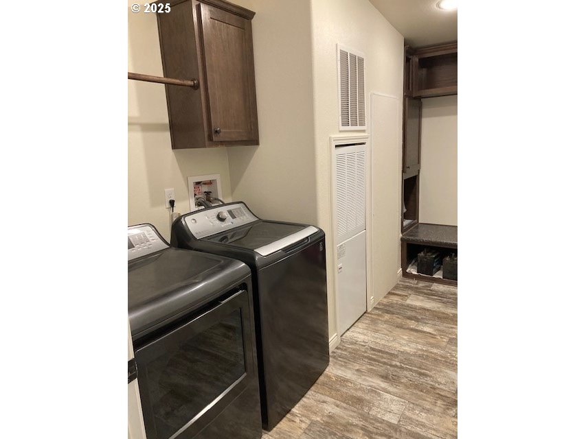 3075 Southwest River View Drive Pendleton, OR 97801 - Photo 23 of 34 a utility room with dryer and washer