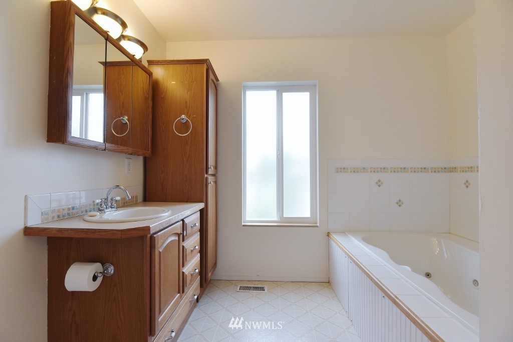 2161 Rocky Point Road Northwest Bremerton, WA 98312 - Photo 14 of 24 Gallery Image 14