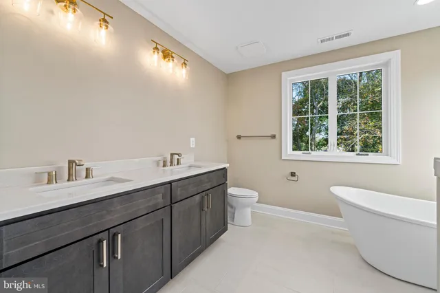 a view of a livingroom with a ceiling fan