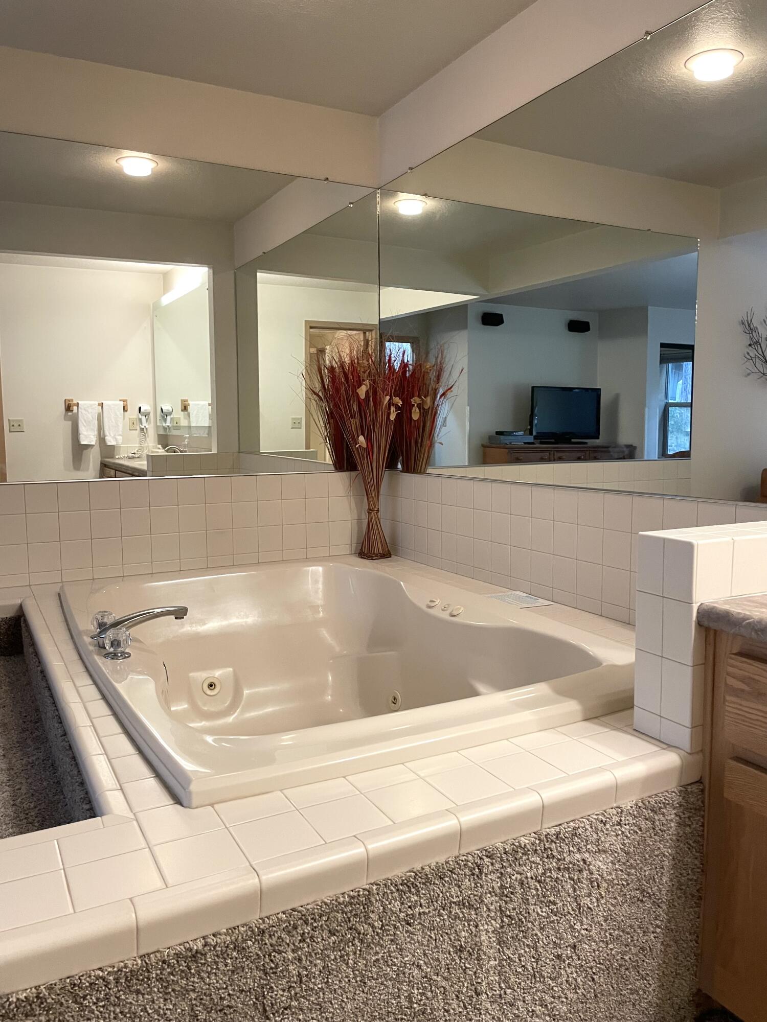 57351 Beaver Ridge Loop, Unit 19B1 Sunriver, OR 97707 - Photo 21 of 30 21-Primary-JetTub-R19