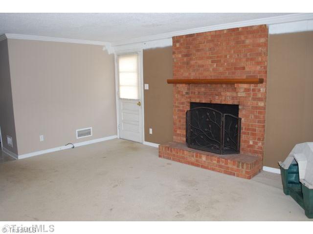 911 Ritters Lake Road Greensboro, NC 27406 - Photo 3 of 14 Den/Family/Great Room.