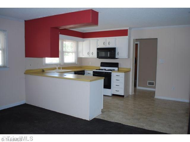 911 Ritters Lake Road Greensboro, NC 27406 - Photo 4 of 14 Kitchen.