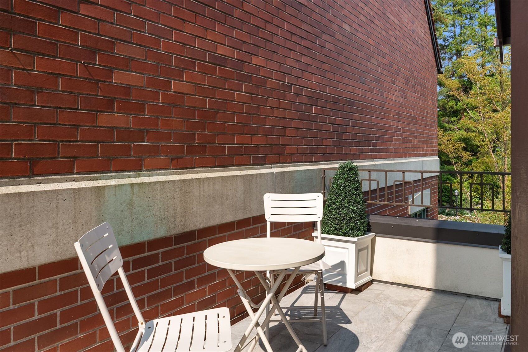 718 East Aloha Street, Unit 10 Seattle, WA 98102 - Photo 29 of 40 a outdoor space with a bench