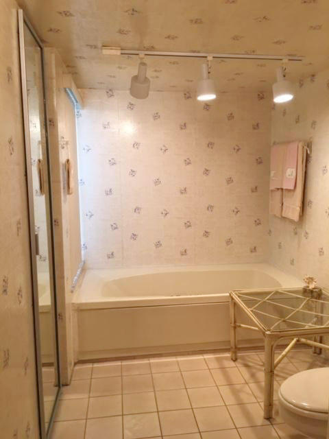 5800 Camino Del Sol, Unit 103 Boca Raton, FL 33433 - Photo 19 of 25 Large Tub