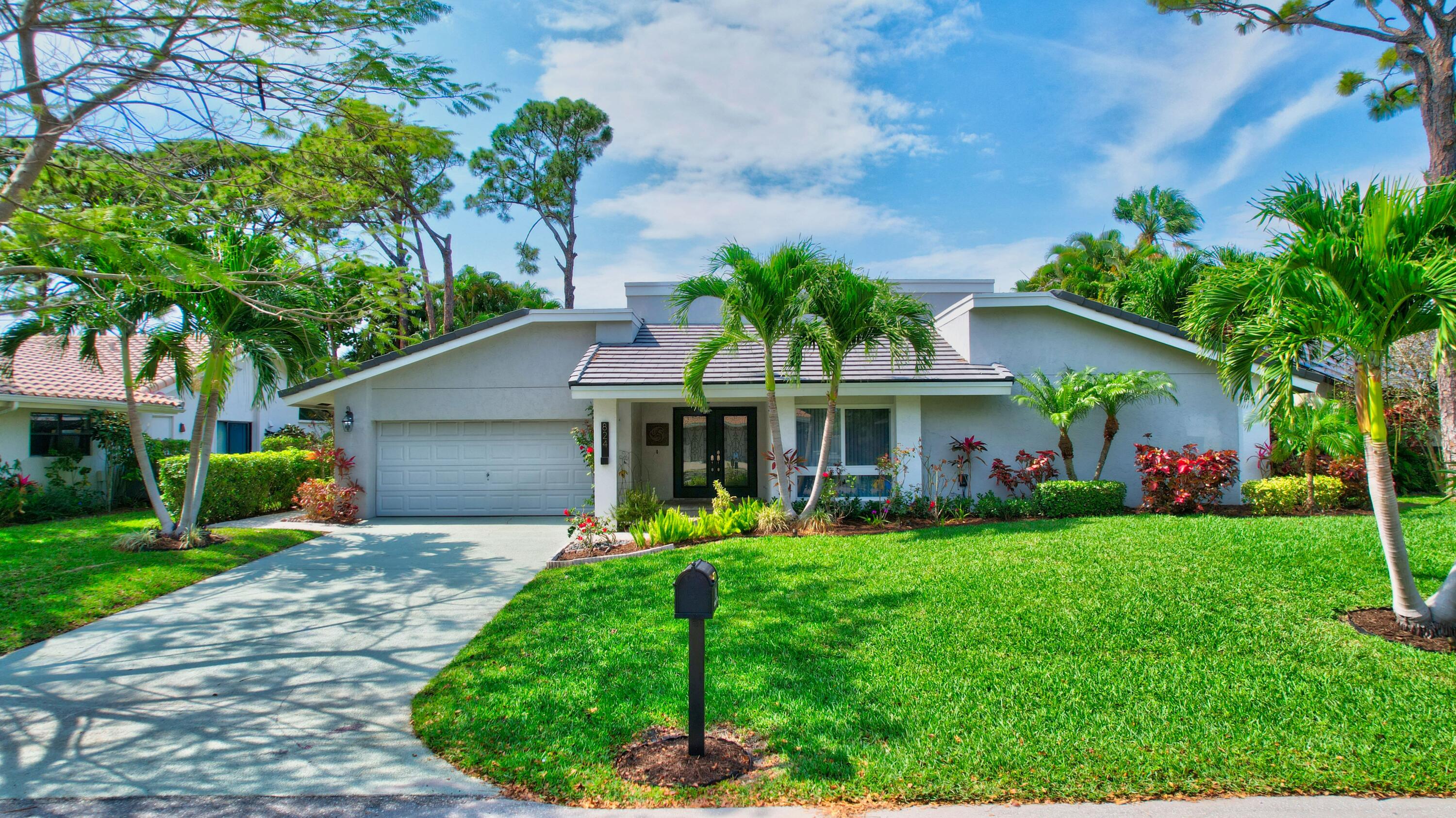 824 Foxpointe Circle