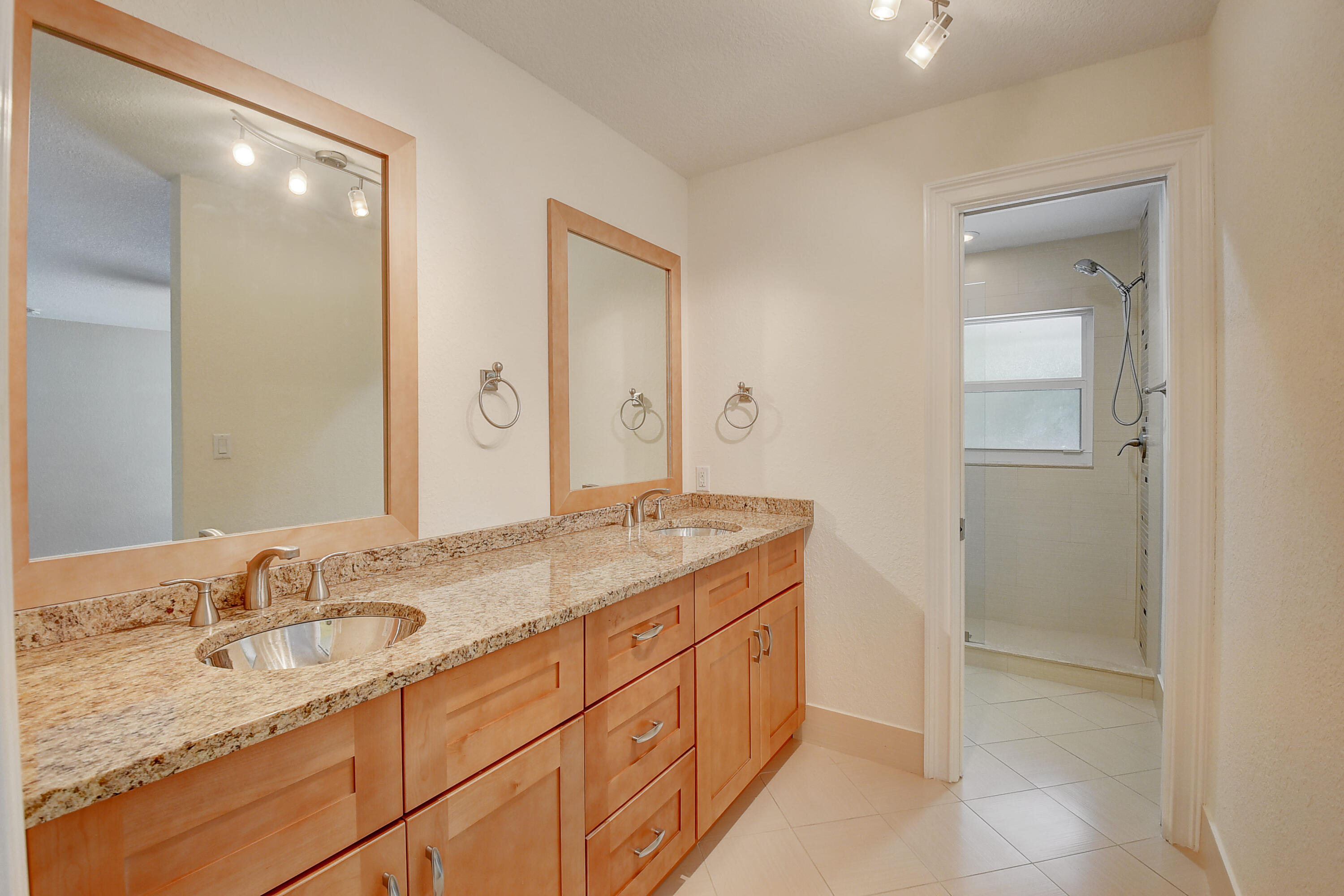 824 Foxpointe Circle Delray Beach, FL 33445 - Photo 19 of 36 Guest Bath #1