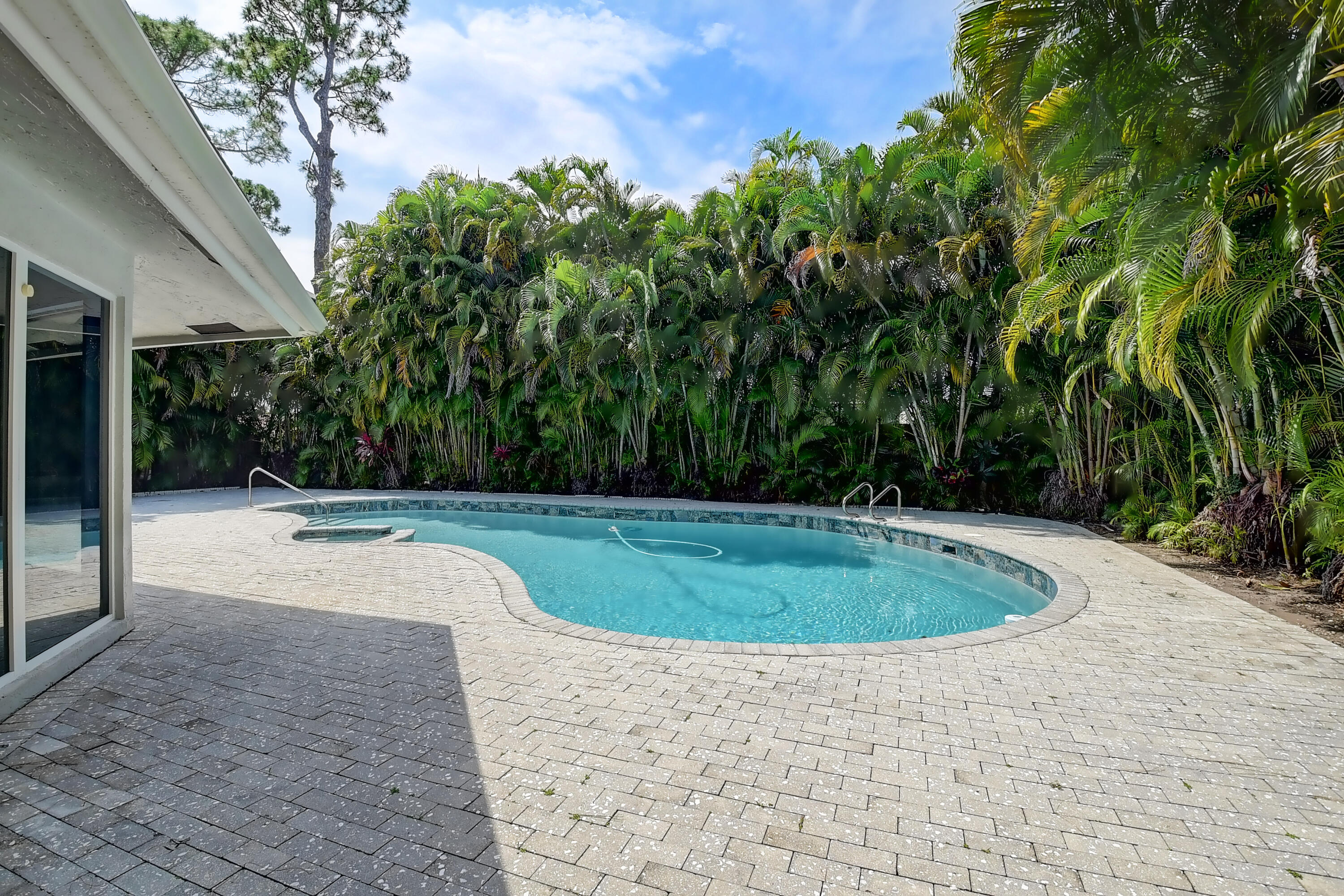 824 Foxpointe Circle Delray Beach, FL 33445 - Photo 3 of 36 Patio/Pool
