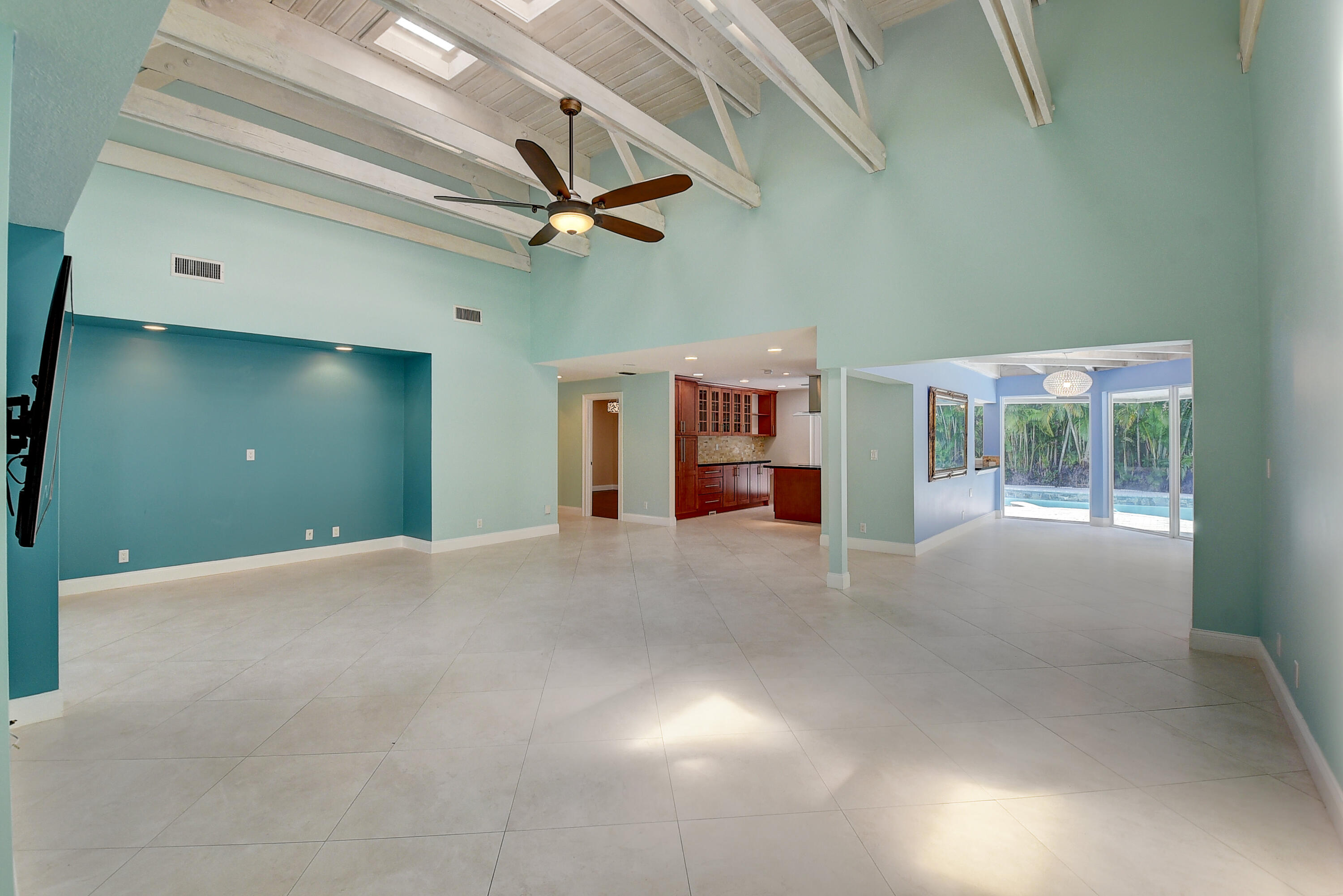 824 Foxpointe Circle Delray Beach, FL 33445 - Photo 6 of 36 Great Room View 2