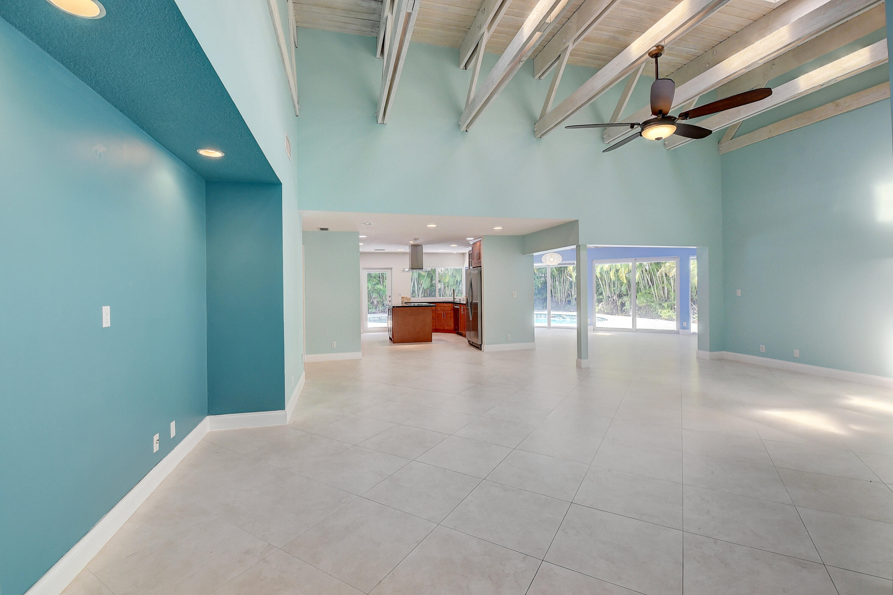 824 Foxpointe Circle Delray Beach, FL 33445 - Photo 7 of 36 Great Room View 3