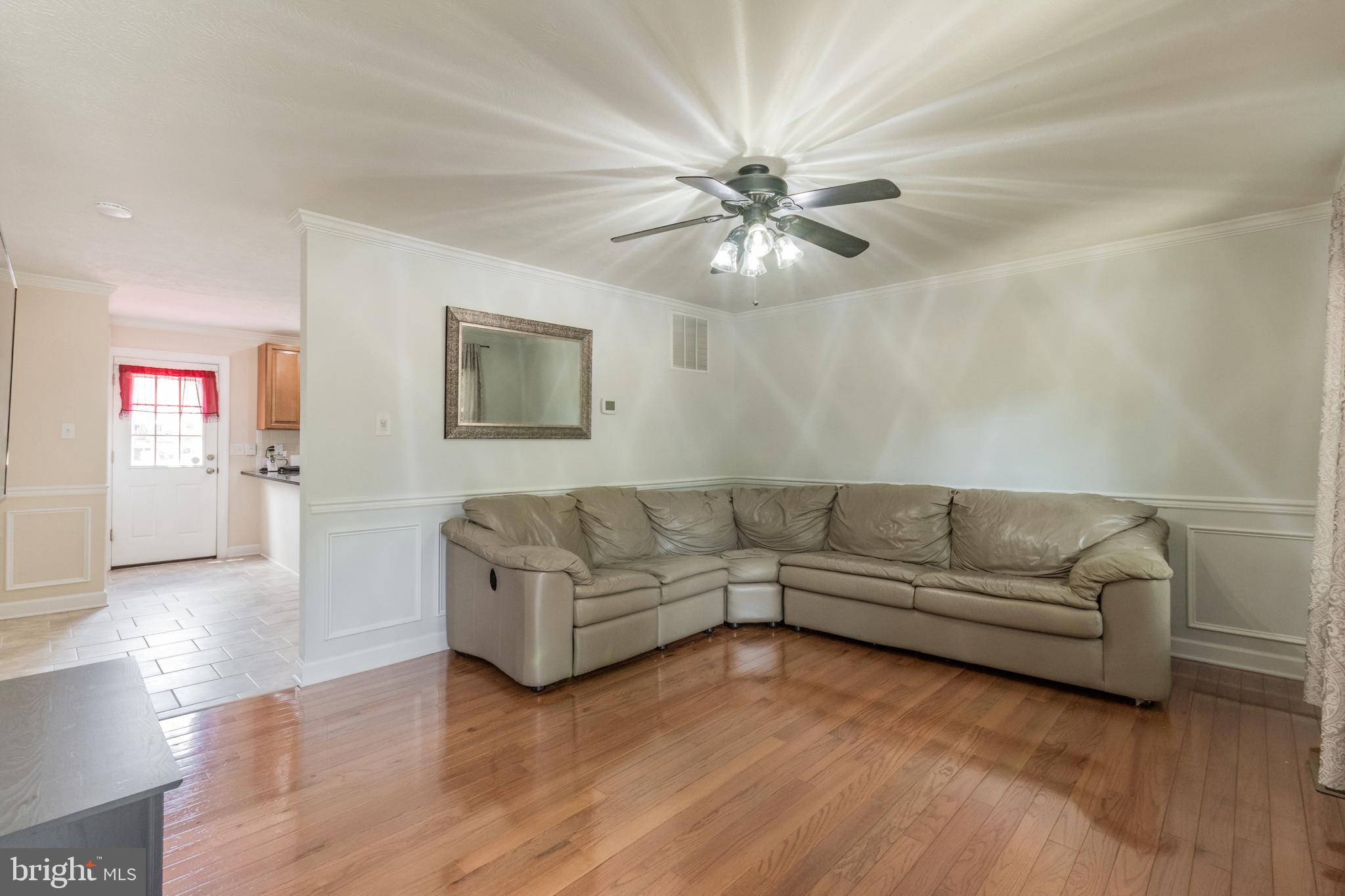 216 Hunter Run Road Winchester, VA 22602 - Photo 5 of 47 Living Room
