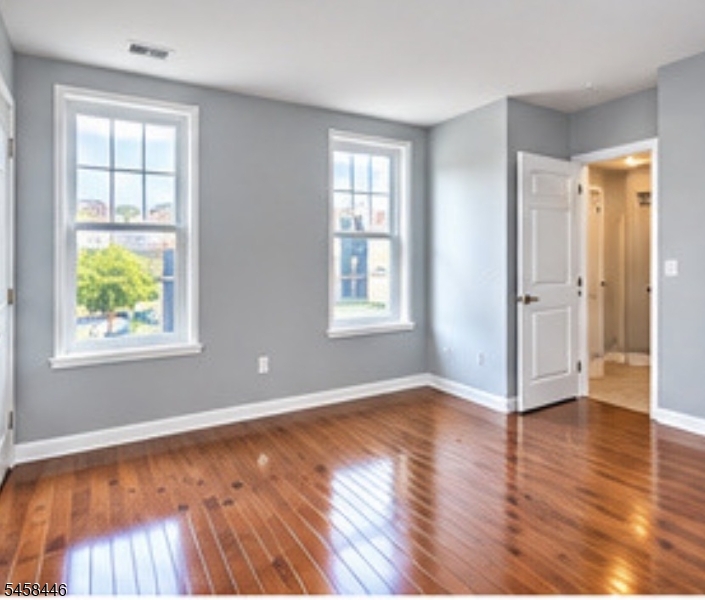 142 Ripley Place, Unit 3 Elizabeth Port, NJ 07206 - Photo 9 of 21 Gallery Image 9