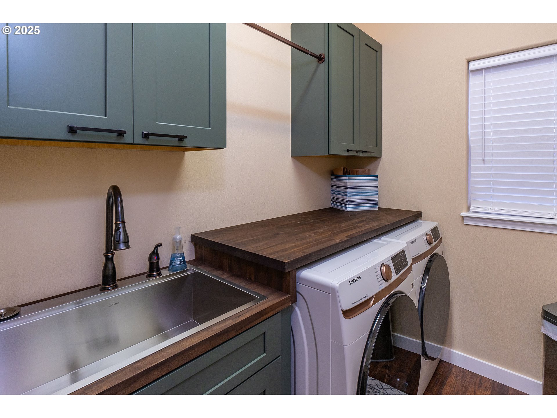 7986 Little Falls Court Redmond, OR 97756 - Photo 16 of 32 a kitchen with granite countertop a stove and a sink