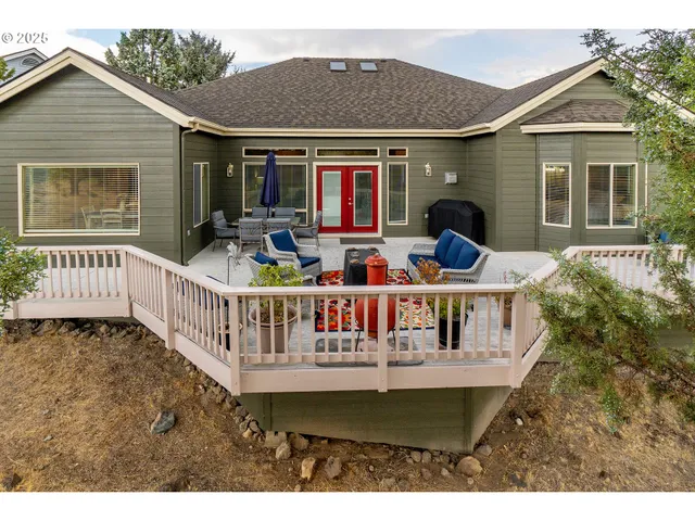 a view of a house with backyard and porch