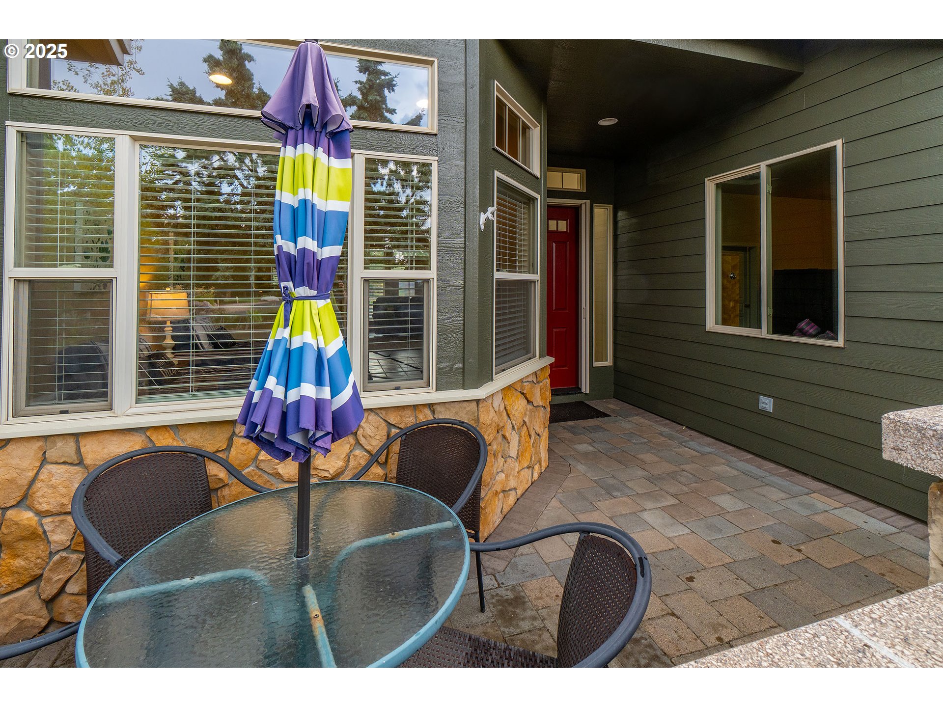 7986 Little Falls Court Redmond, OR 97756 - Photo 4 of 32 a living room with furniture