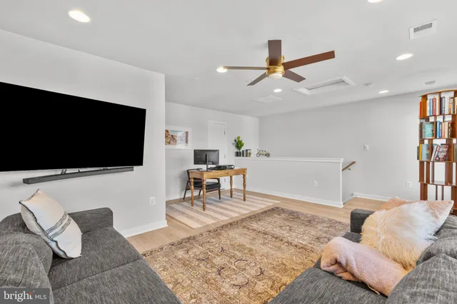 $989,000 | 22962 Sullivans Cove Square, Brambleton, VA 20148