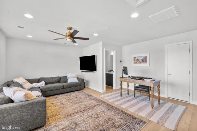 $989,000 | 22962 Sullivans Cove Square, Brambleton, VA 20148