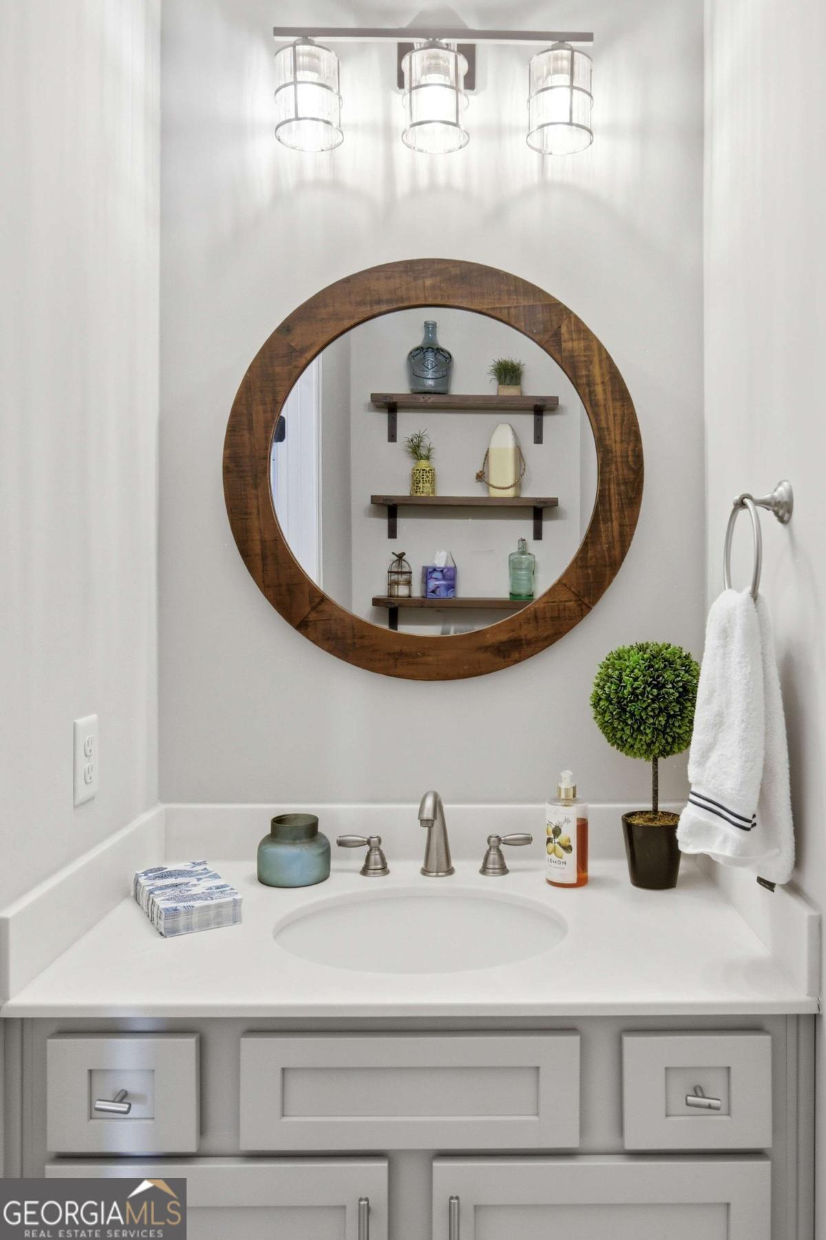 203 Mariners Circle St. Simons, GA 31522 - Photo 14 of 32 a bathroom with a sink and a mirror