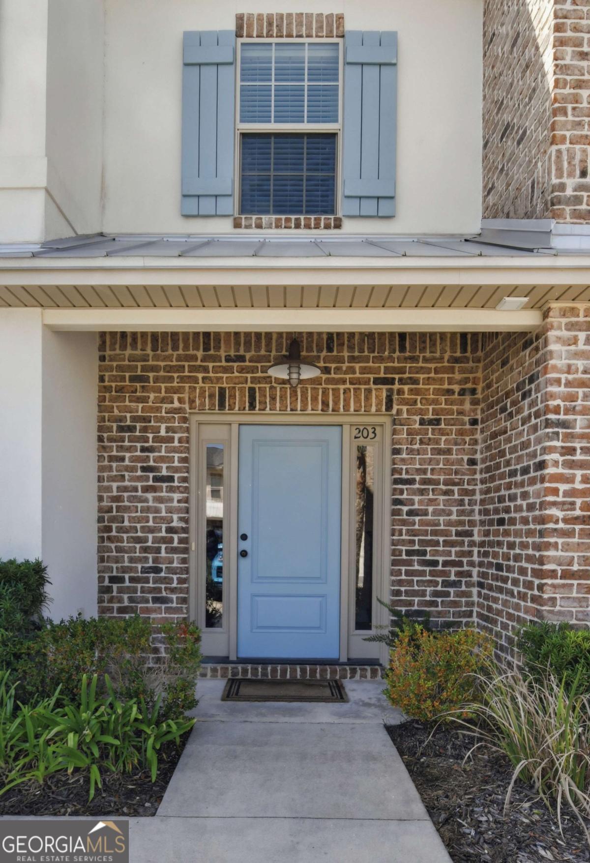 203 Mariners Circle St. Simons, GA 31522 - Photo 4 of 32 a front view of a building with a shower