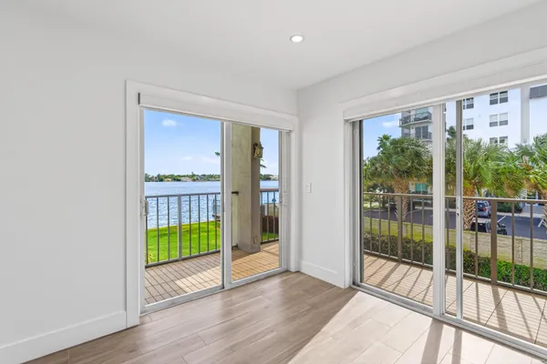 $3,200 | 1206 South Lake Drive, Unit 203, Lantana, FL 33462
