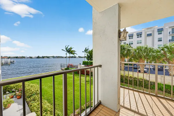 $3,200 | 1206 South Lake Drive, Unit 203, Lantana, FL 33462