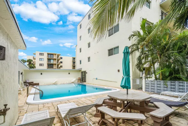 $3,200 | 1206 South Lake Drive, Unit 203, Lantana, FL 33462