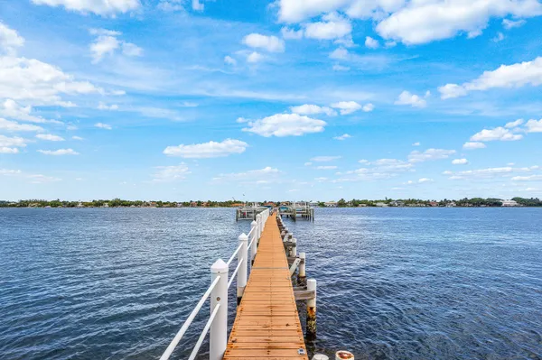 $3,200 | 1206 South Lake Drive, Unit 203, Lantana, FL 33462