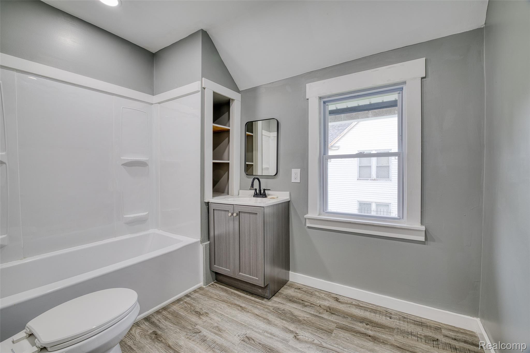430 Holbrook Detroit, MI 48202 - Photo 5 of 31 image-3.jpg