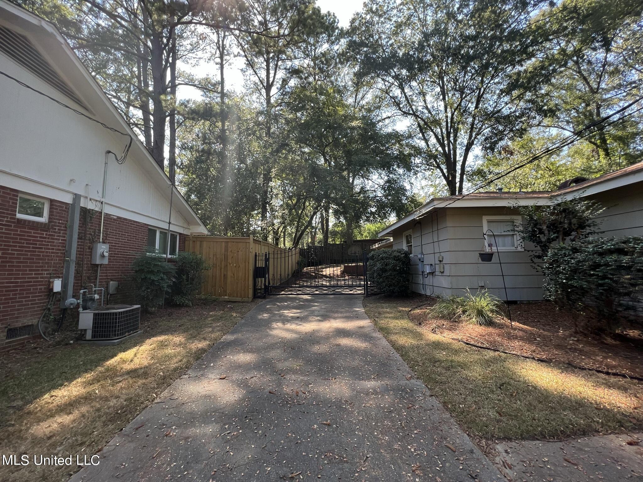 4133 Navajo Road Jackson, MS 39211 - Photo 4 of 29 IMG_2725