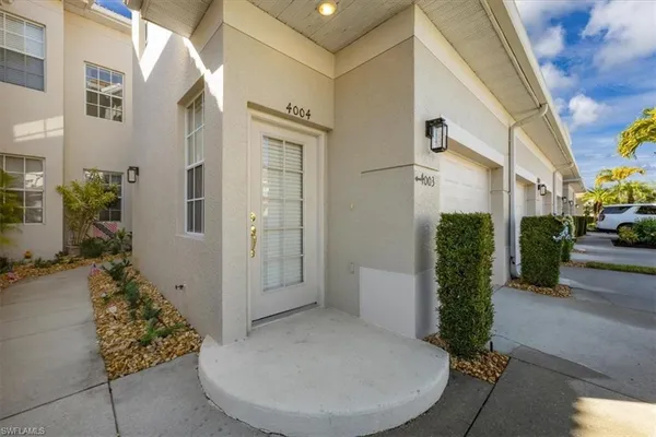 a view of entryway with bathroom