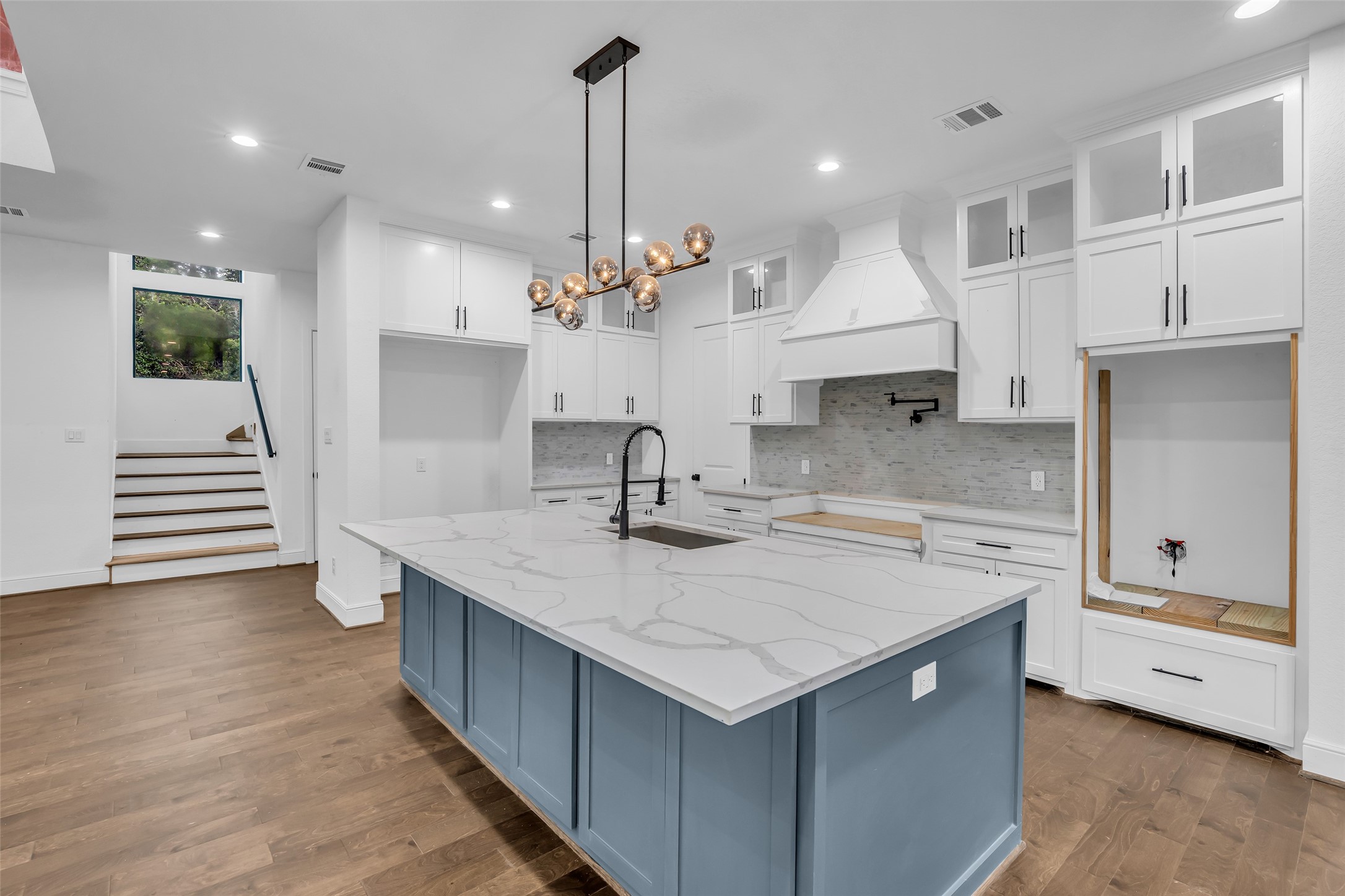 2 Deer Ridge Estates Boulevard Houston, TX 77339 - Photo 7 of 25 Lots of space in the kitchen.