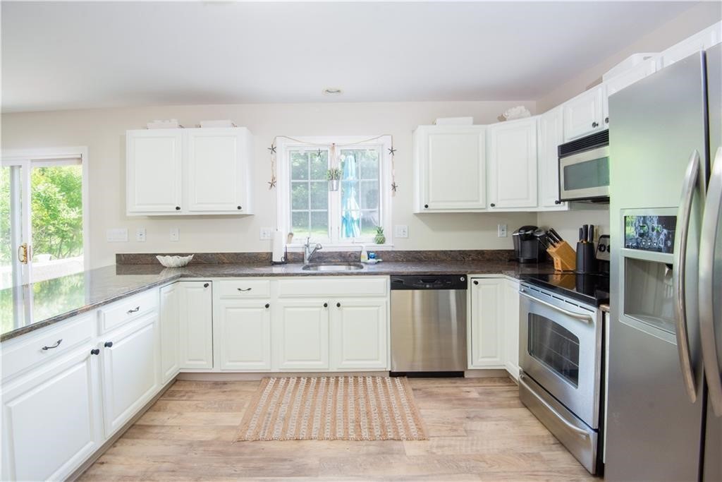 663 Aquidneck Avenue Middletown, RI 02842 - Photo 12 of 27