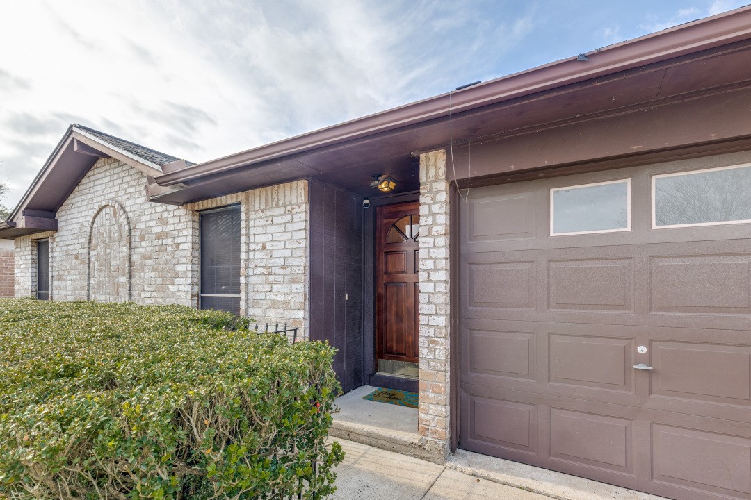 16210 Tibet Road Friendswood, TX 77546 - Photo 4 of 27 a house view with a outdoor space