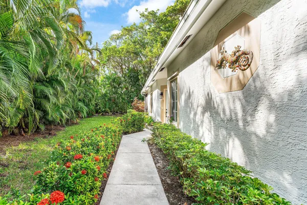 $3,500 | 20 South Lakeshore Drive, Unit C, Hypoluxo, FL 33462