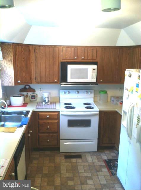 611 North Stuart Street Baltimore, MD 21221 - Photo 6 of 21 Kitchen