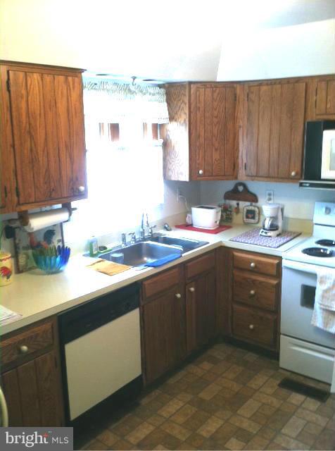 611 North Stuart Street Baltimore, MD 21221 - Photo 8 of 21 Kitchen