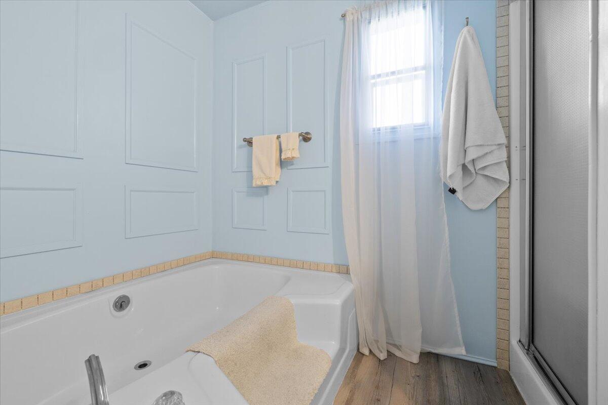 301 Freeman Road, Unit 92 Central Point, OR 97502 - Photo 16 of 16 a bathroom with a bathtub and shower