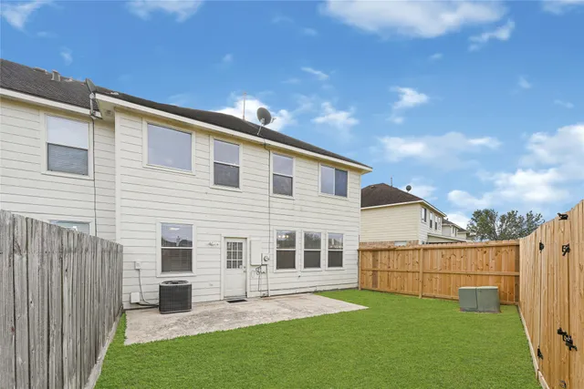 a view of a house with backyard